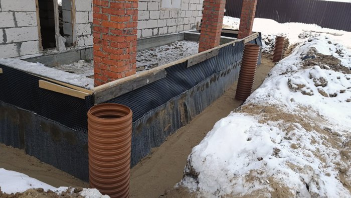 Зимний проект по прокладке ливневки  зимний проект  в Чехове по прокладке ливневки, глубокого отсекающего дренажа фундамента, утепления и гидроизоляции стен подвала